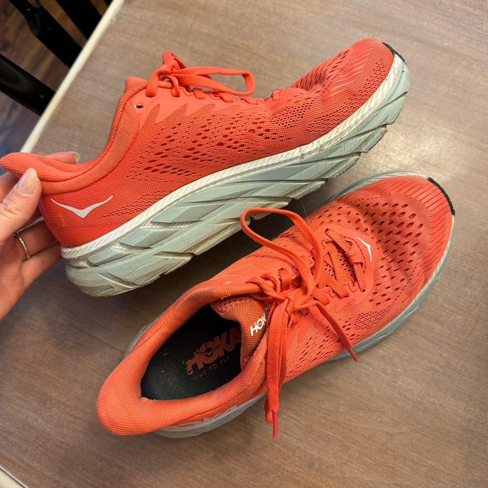 HOKA - Clifton 7 Women’s pink hokas tennis shoes